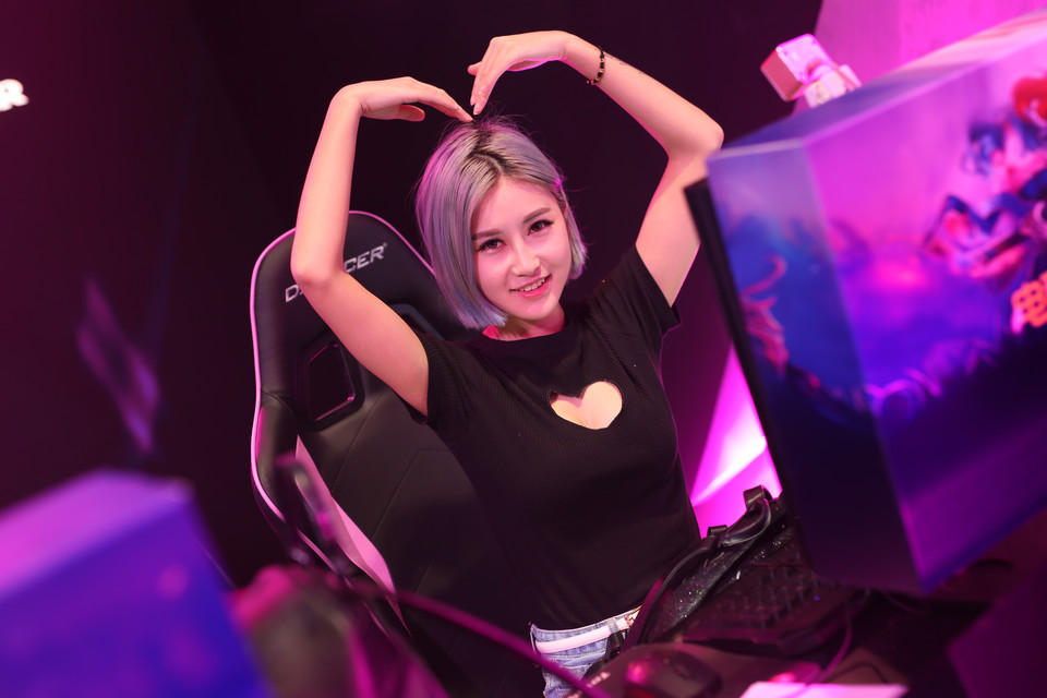 女神邀请赛现场实拍:miss大小姐卖萌